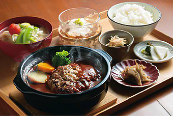 土鍋の煮込みハンバーグ